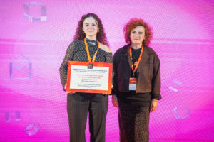 Rosa Lavin Ibarra, epaimahaikideak, eman dio Maria Eugenia Ortega Cuetori Mundukide Saria